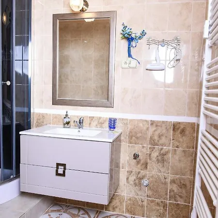 Apartman Rose 2 *